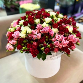 Композиция в шляпной коробке из 101 кустовой розы микс (50 см) в Раменском