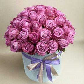 Композиция в шляпной коробке из 51 розы Меритим в Раменском