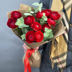 Букет из 11 ранункулюсов и эвкалипта в Раменском