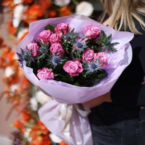 Букет "Базилио" из роз Меритим и веточек эрингиума в Раменском