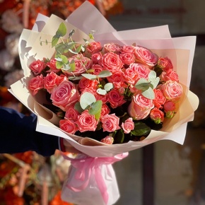 Букет "Деко" из кустовых коралловых роз и роз Софи Лорен в Раменском