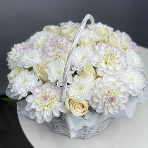 Композиция в корзине из георгин, хризантем и роз в Раменском
