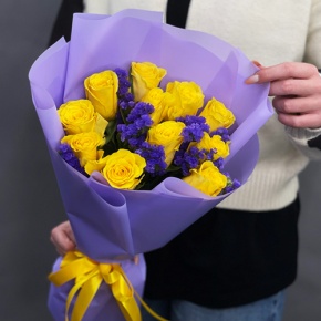 Букет "Лейкерс" из лимонных роз и статицы в Раменском