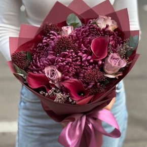 Букет "Импульс" из скиммии, калл, роз и хризантем Бигоуди в Раменском
