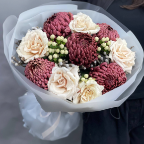 Букет "Всё что тебе касается" из хризантем Бигоуди, роз Эквадор Квиксенд и гиперикума в Раменском