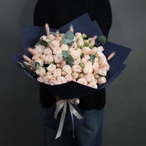 Букет "Вумен" из кустовых роз пионовидных роз Бомбастик, эвкалипта и лагуруса в Раменском