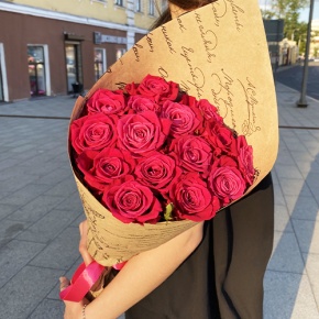 Букет из 15 роз Шангрила в крафте (60 см) в Раменском