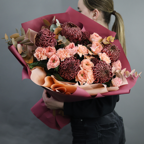 Букет "Осенний блюз" из хризантем Бигоуди, диантусов, скиммии и роз Риджентс парк  в Раменском