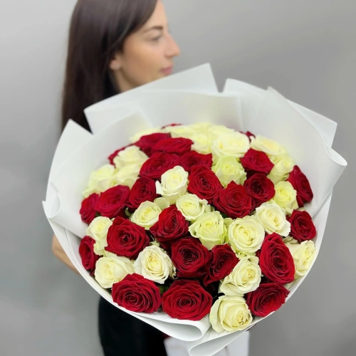 Букет из 51 красно-белой розы 70 см в Раменском