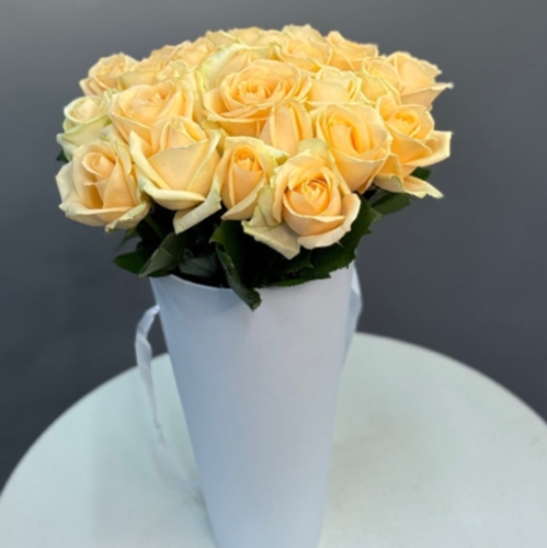 25 кремовых роз в конусе в Раменском