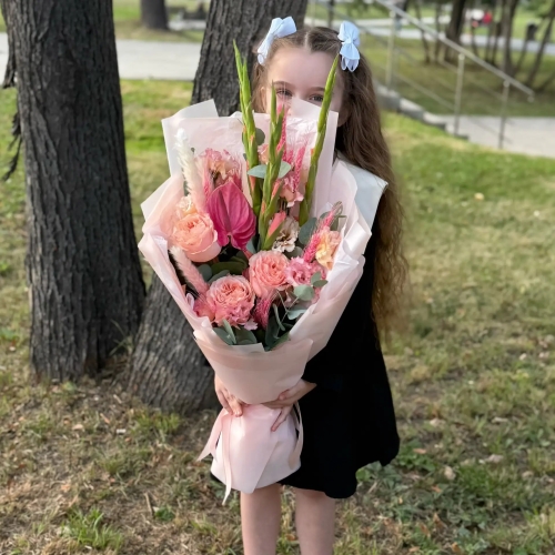 Букет на 1 сентября с гладиолусами, розами и антуриумом в Раменском