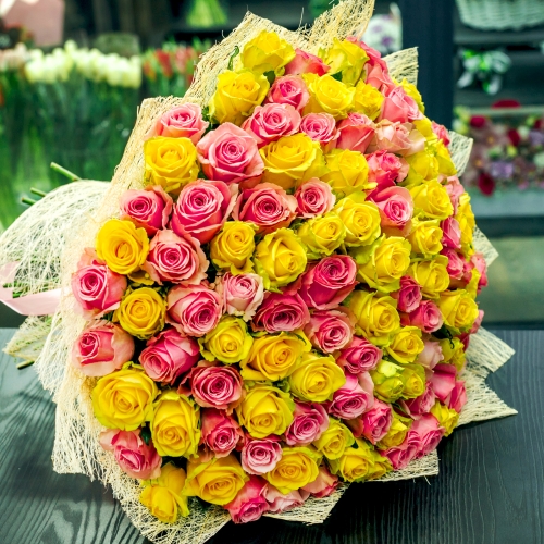 Букет из 101 розовой и лимонной розы (50 см) в Раменском