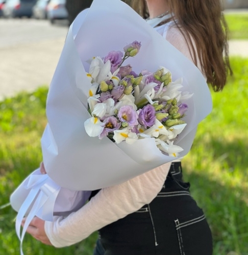 Букет "Вива ла дива" из эустом и ирисов в Раменском