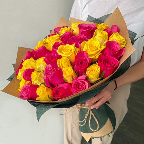 Букет из 51 малиновой и лимонной розы (40 см) в Раменском