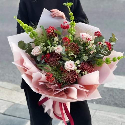 Букет "Вернисаж" из калины, хризантем Бигоуди, молюцеллы, паникума, роз и астранции в Раменском