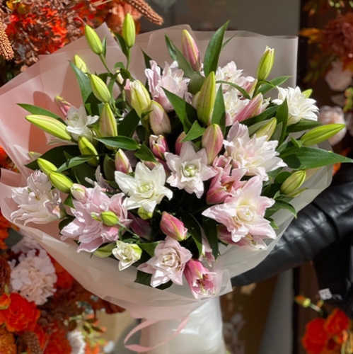 Букет из 11 ароматных пионовидных лилий в Раменском