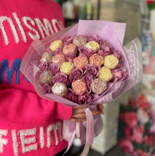 Букет из роз и шоколадных пионов в Раменском