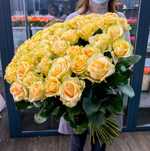 75 роз Аваланж (70 см) в Раменском