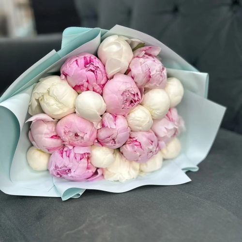 Микс из 19 бело-розовых пионов в Раменском