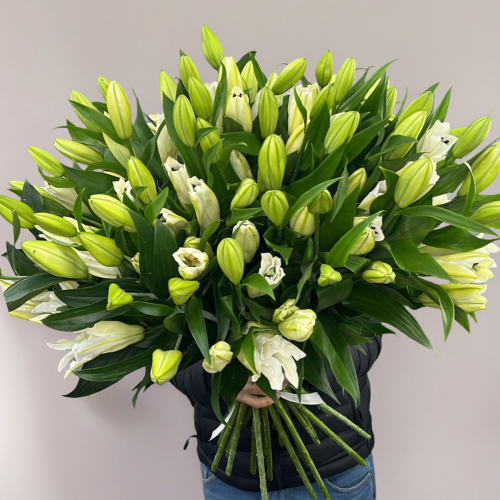 Объемный букет из 27 ароматных белых лилий в Раменском