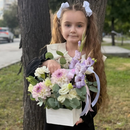 Композиция с георгинами на 1 сентября в белом ящике в Раменском
