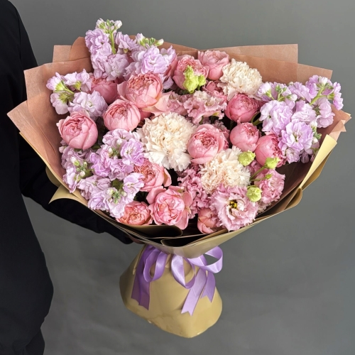 Букет "Амели" из ароматных маттиол, пионовидных кустовых роз Джульетта  эустом и диантусов в Раменском