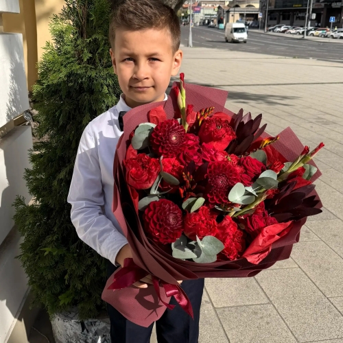 Букет с георгинами, розами и леукадендроном в Раменском