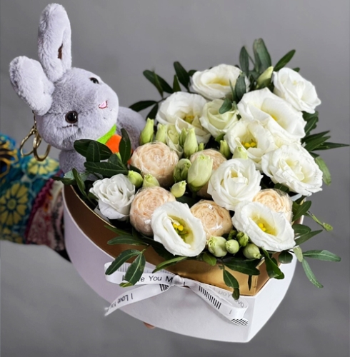 Композиция в коробке сердца из шоколадных пионов и эустом в Раменском